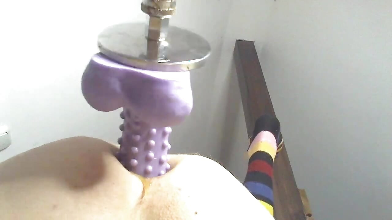 22 cm dildo sa šiljcima u guzici. Kompilacija