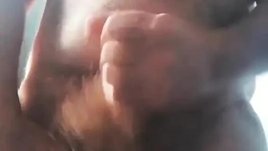 Büyük İngiliz kıllı üvey baba ayı boşalmayla mastürbasyon yapıyor