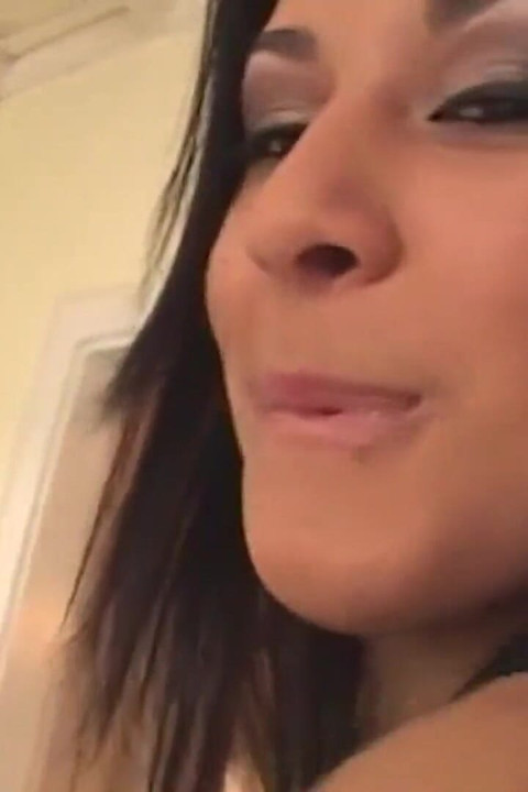 Peituda gata cai para suave falando pau grande