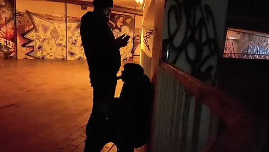 Hure degradiert im parkhaus
