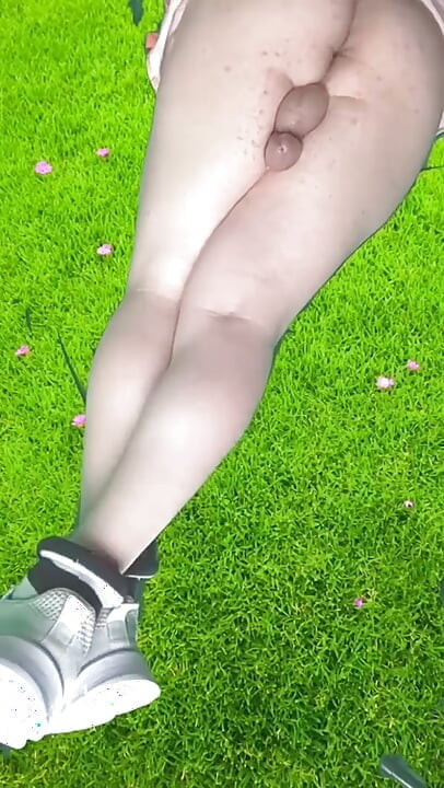 Femboy blonde, cul doux et juteux, cuisses lisses, sucette, tapette