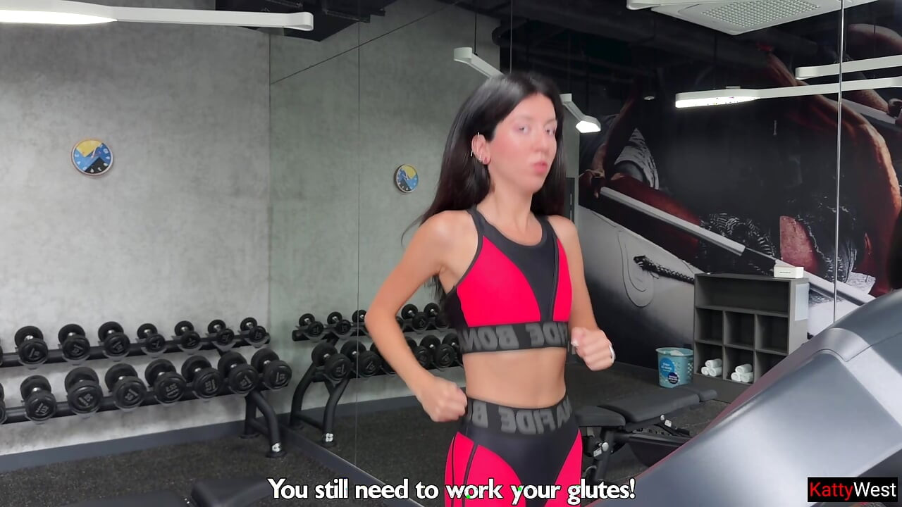 慷慨的教練説明 Katty 在運動後獲得更多蛋白質 -