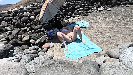 Он Увидел Обнаженную Девушку На Пляже И Начал