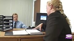 A szőke főnök lángoló forró szexet folytat jóképű szőke alárendeltjével az irodájában