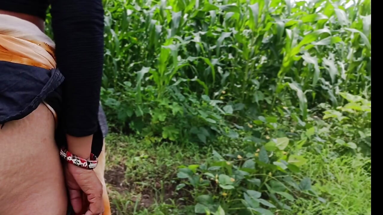 Indian Desi dziewczyna Wieś seks na świeżym powietrzu palcowania ubrania usunąć potrzebę Seks z chłopakiem seks rolnictwo seks gorąca dziewczyna Wieś na zewnątrz Nabi duże fi