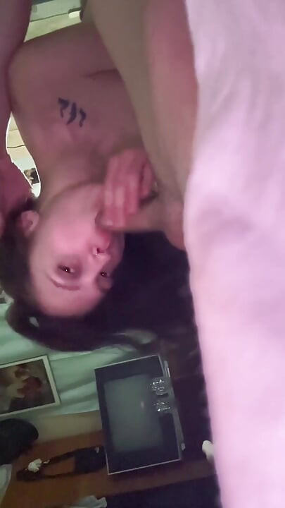 当她的丈夫工作时, 邻居的纹身婊子口交流口水