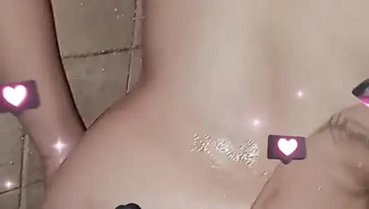 Ich dusche und wär mich