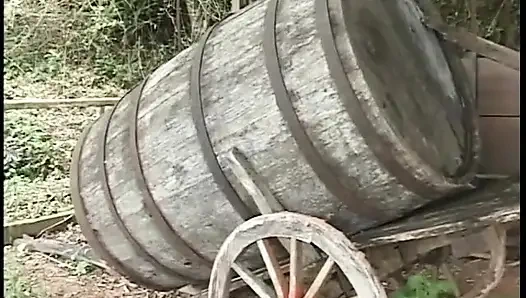 Cowboy pejantan menjilati pantat brunette & mengisinya dengan kontol besar