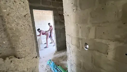 Tamamlanmamış bina bile gittiğim her yerde beni sikiyor