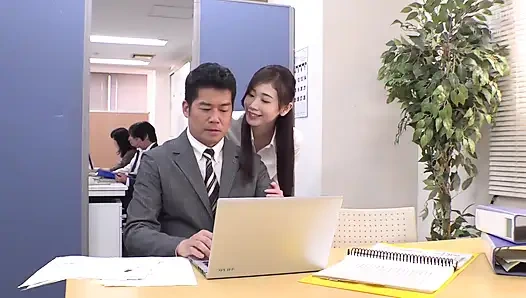 Молодая женщина-босс соблазняет меня сладкими и соблазняющими шепотами мне в ухо сзади. Часть.1