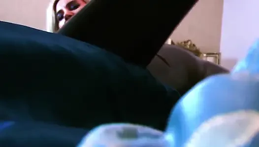 Berdoalah di antara kaki lateksku yang basah