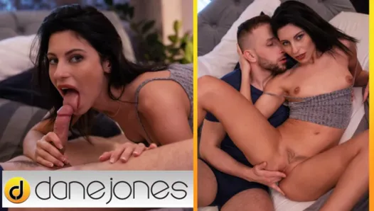 Dane Jones y la adolescente checa Lilly Bella tienen sexo duro romántico con orgasmos múltiples.