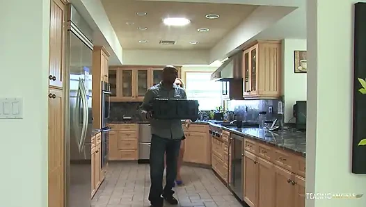 Blondine mit dickem arsch reitet einen großen schwarzen schwanz