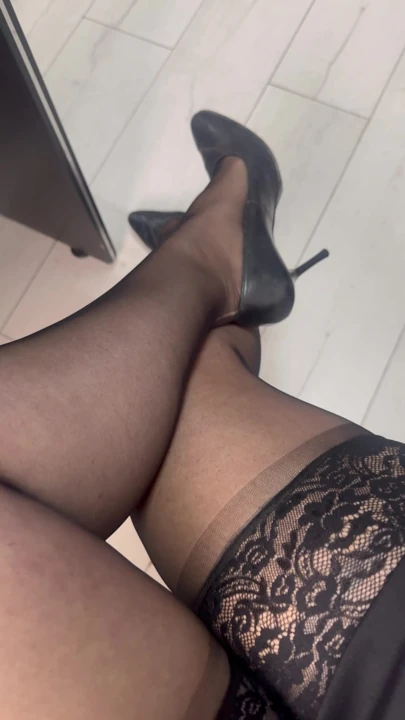 熟女尼龙腿和脚