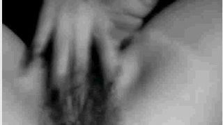 Menina com corpo bonito dedilhando sua buceta na webcam