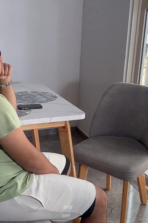 Zamolio sam susjeda da pričeka i na kraju me žestoko jebao dok mi nije napunio sise mlijekom