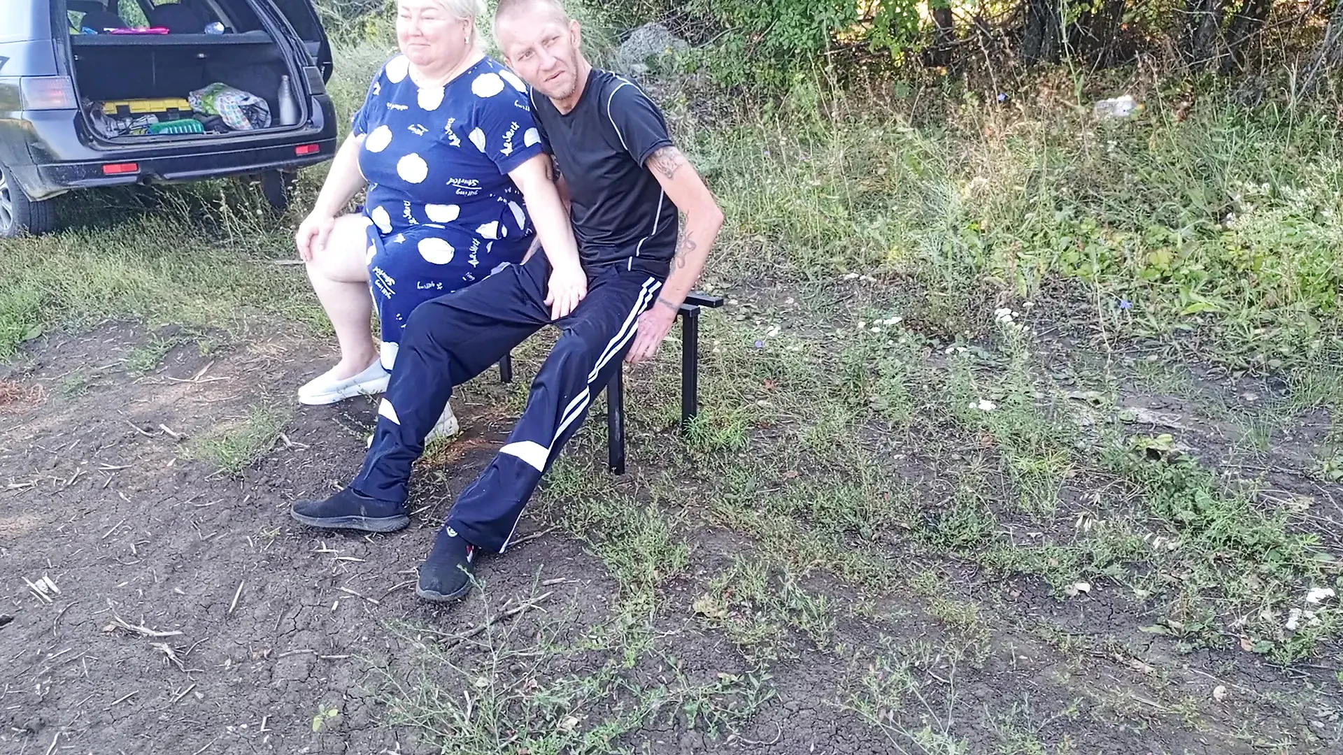 Stiefmutter in einem öffentlichen park wichst meinen schwanz, bis ich komme