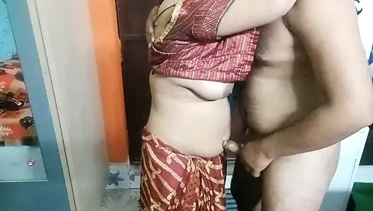 Kırmızı sari içinde çok güzel Hintli yenge