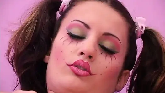 Sexy brünettes teen spielt mit ihrer nassen fotze auf dem bett