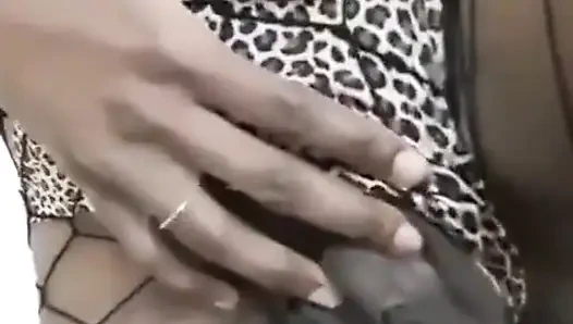 Memek sempit cewek semok kulit hitam ini dientot habis-habisan sampai matanya merem melek