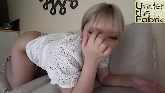 Charmante blonde h-cup-schönheit aus der Modewelt, lächelnd, während sie dich langsam neckt