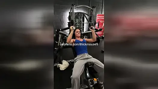 Ups at gym: nggak sengaja nggak sengaja mengekspos memek gadis ini waktu lagi olahraga!