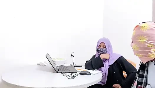 Manajer bank panas hijabi disetubuhi oleh petani desa desi chudai xxx