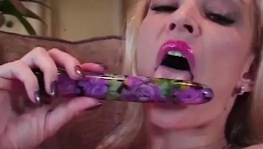 Vollbusige Blondine reibt ihre Muschi