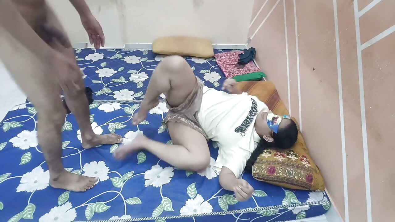 Desi girl ki chudai, t-shirt upar utha ke