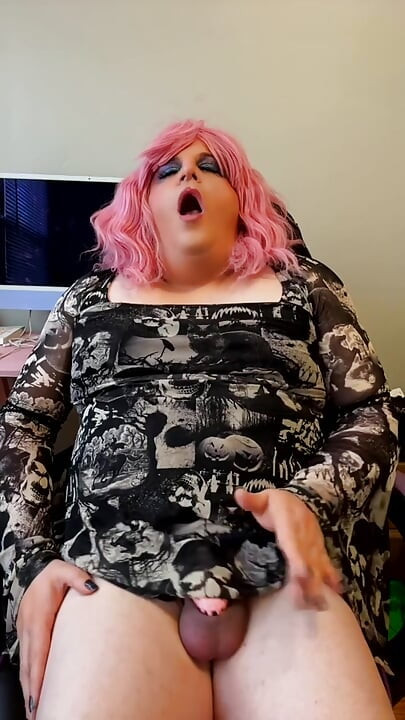 Goth Sissy Shows You How It's Done