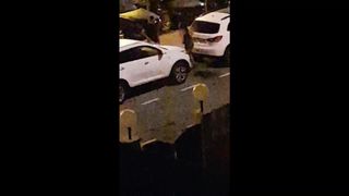 Frau zieht sich aus und pisst um 4 Uhr auf die Straße