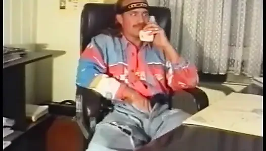 Muhteşem tatlı kız sulu amcığını büyük bir direkle sert siktiriyor