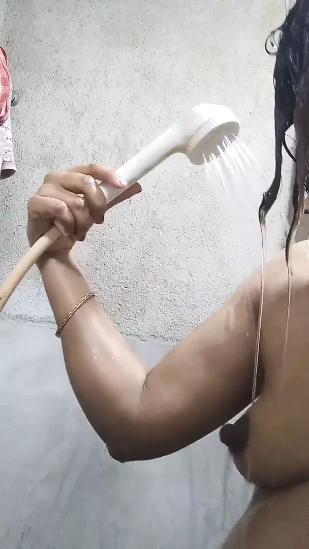 Makcik India). Bogel panas semasa mandi.