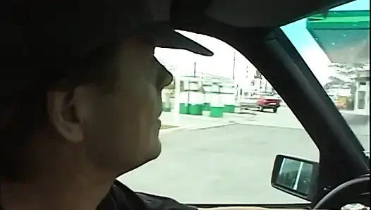 Azgın orta yaşlı seksi kadın benzin istasyonunda tavlanıyor genişliyor