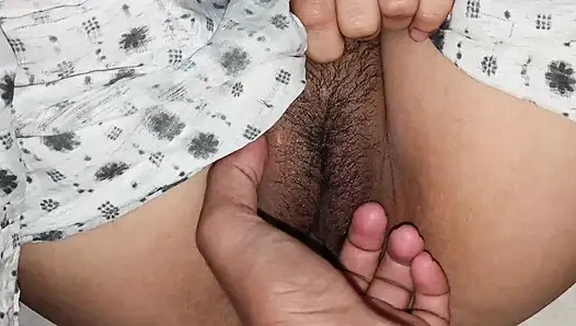 18-летняя возбужденная девушка впервые занимается сексом со своим новым бойфрендом.