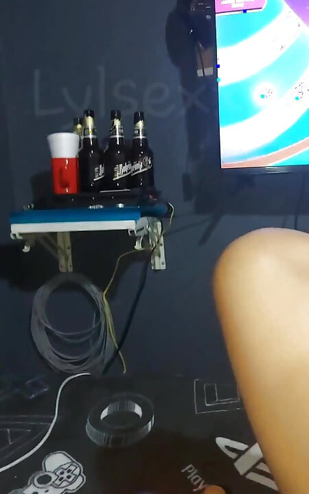 Otaku si cewek nakal lagi asik dientot sambil main video game