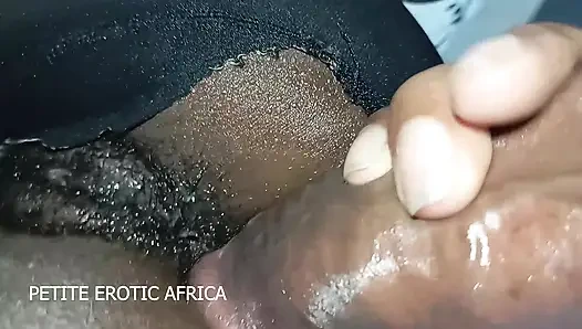 Lilltle Lovet amcığını ve götünü sikiyor