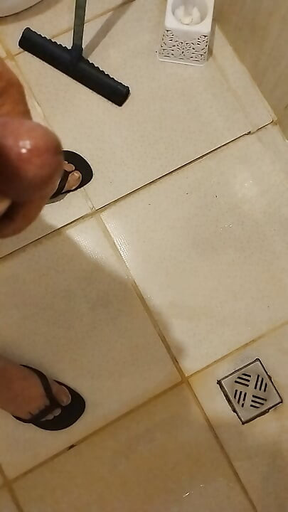 Urine falling in slow motion impresses