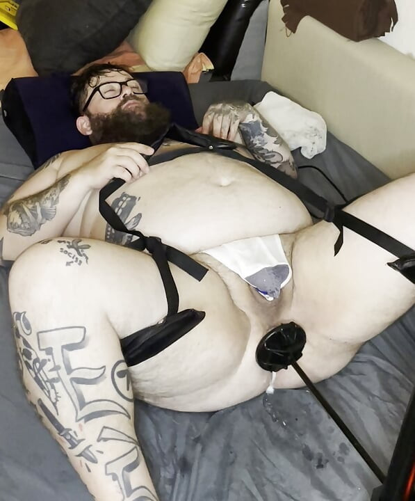 Fuck machine fucks my ass in missionary orgasm