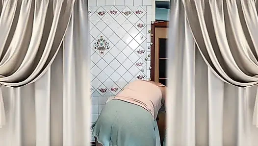 Горячая домохозяйка Лукерия танцует утром на кухне.