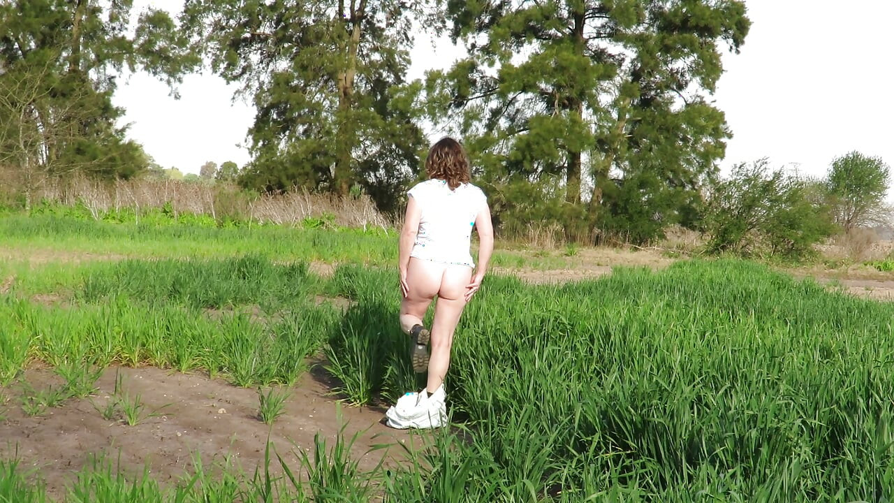 Patricia in the field, amateur and white ass