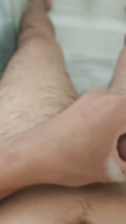 Relaxed Bath Wank: Jerking Off in the Tub and Feeling Good