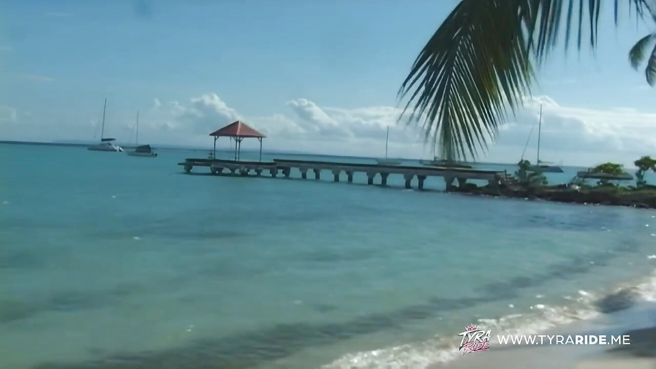 Pemotretan film bugil cewek rambut pirang di dalam mobil sama kru di pantai