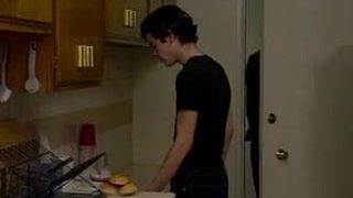 Anak laki-laki di dapur