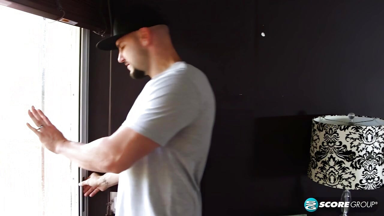 Blaire Ivory dostaje swoją małą cipkę kołysaną przez Ogromnego kutasa JMaca