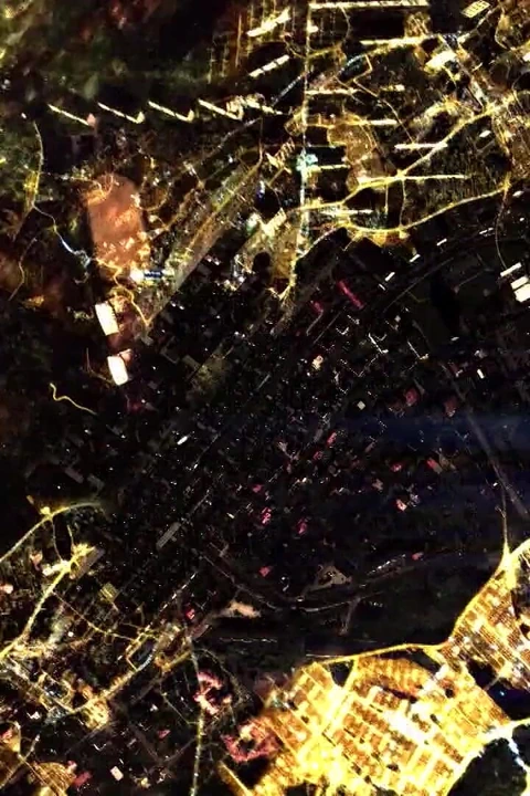 他用力舔着女友的阴部, 狠狠地操她高潮