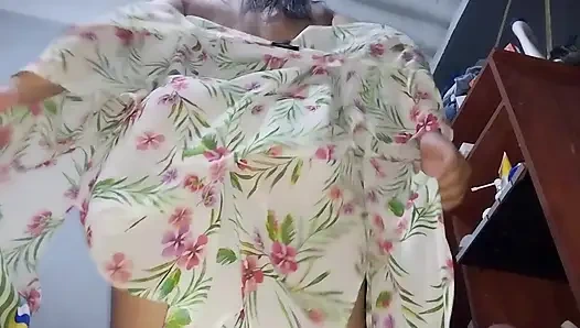 Я шпионю за задницей моей мачехи под кроватью, пока она переодевается