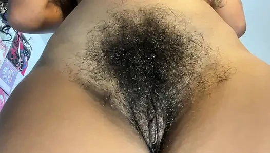 Играю с волосатой киской после душа