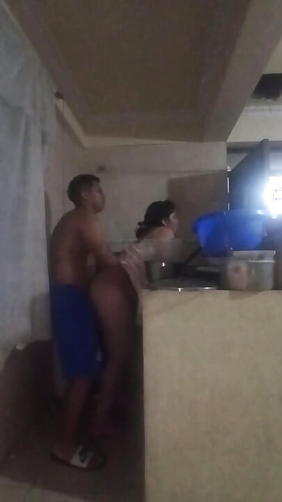 El jefe entra a la cocina a follarme, su polla me excita