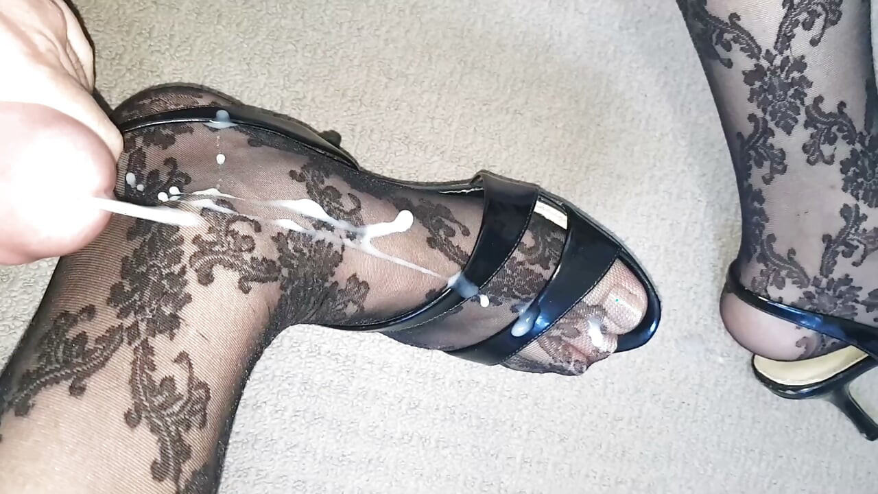 Dani Leg με σέξι πόδια σε φαντεζί καλσόν